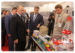 Prime Minister Vladimir Putin visiting the pavilions of the IX International Investment Forum in Sochi|17 september, 2010|16:56