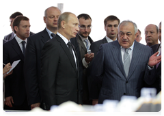 Prime Minister Vladimir Putin visiting the pavilions of the IX International Investment Forum in Sochi|17 september, 2010|16:56