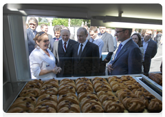 Prime Minister Vladimir Putin visiting the pavilions of the IX International Investment Forum in Sochi|17 september, 2010|16:56