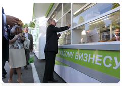 Prime Minister Vladimir Putin visiting the pavilions of the IX International Investment Forum in Sochi|17 september, 2010|16:56