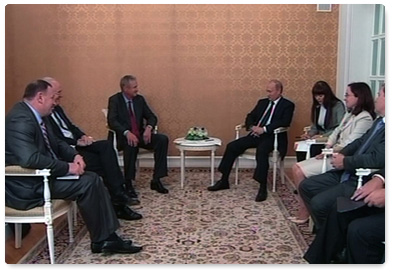 Prime Minister Vladimir Putin meets with President and CEO of Boeing Commercial Airplanes James Albaugh