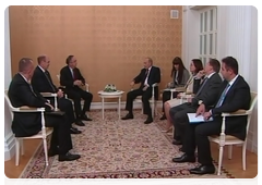 Председатель Правительства Российской Федерации В.В.Путин встретился с президентом, главным исполнительным директором компании «Джон Дир» С.Алленом|17 сентября, 2010|21:08