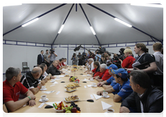 Prime Minister Vladimir Putin with participants of the Silk Road Challenge, Dakar Series|18 september, 2010|00:17