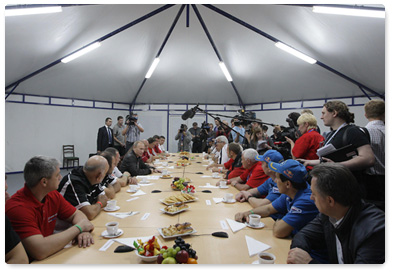 Prime Minister Vladimir Putin meets with participants of the Silk Road Challenge, Dakar Series, in Maikop