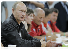 Prime Minister Vladimir Putin with participants of the Silk Road Challenge, Dakar Series|18 september, 2010|00:31