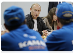 Prime Minister Vladimir Putin with participants of the Silk Road Challenge, Dakar Series|18 september, 2010|00:31