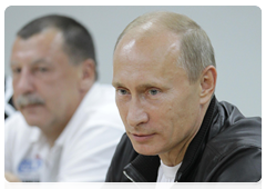 Prime Minister Vladimir Putin with participants of the Silk Road Challenge, Dakar Series|18 september, 2010|00:31