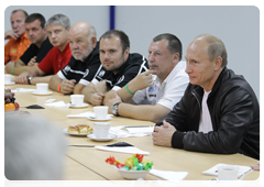 Prime Minister Vladimir Putin with participants of the Silk Road Challenge, Dakar Series|18 september, 2010|00:32