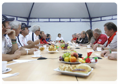 Prime Minister Vladimir Putin with participants of the Silk Road Challenge, Dakar Series|18 september, 2010|00:32