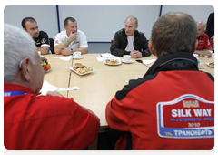 Prime Minister Vladimir Putin with participants of the Silk Road Challenge, Dakar Series|18 september, 2010|00:32