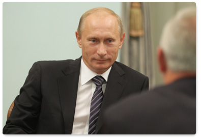 Prime Minister Vladimir Putin meets with Volkswagen CEO Martin Winterkorn