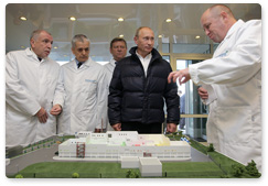 Председатель Правительства России В.В.Путин посетил в Санкт-Петербурге новую фабрику «Конкорд», производящую готовые блюда для социального питания, в том числе в школах