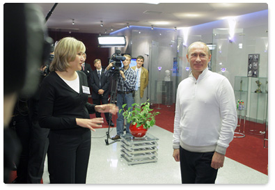 Председатель Правительства Российской Федерации В.В.Путин посетил в  Санкт-Петербурге офис Балтийской медиагруппы, где пообщался с сотрудниками организованной компанией общественной приёмной