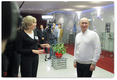 Prime Minister Vladimir Putin visits the Baltic Media Group’s St Petersburg office and talks to those staffing its public reception room