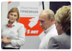 Prime Minister Vladimir Putin visiting the Baltic Media Group’s public reception room in St Petersburg|20 september, 2010|23:44