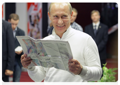 Prime Minister Vladimir Putin visiting the Baltic Media Group’s public reception room in St Petersburg|20 september, 2010|23:44