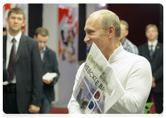 Председатель Правительства Российской Федерации В.В.Путин посетил в Санкт-Петербурге офис Балтийской медиагруппы, где пообщался с сотрудниками организованной компанией общественной приемной|20 сентября, 2010|23:44