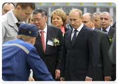 Prime Minister Vladimir Putin visiting a full-cycle Hyundai plant|21 september, 2010|17:19