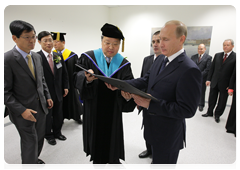 Председателю Правительства Российской Федерации В.В.Путину вручен почётный диплом «Доктор в области дзюдо» южнокорейского университета Ёнин|21 сентября, 2010|20:50