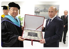 Председателю Правительства Российской Федерации В.В.Путину вручен почётный диплом «Доктор в области дзюдо» южнокорейского университета Ёнин|21 сентября, 2010|20:50