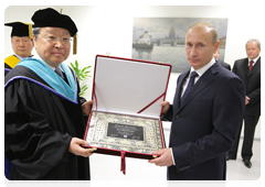 Prime Minister Vladimir Putin has received an honorary degree in Judo from Yong In University in South Korea|21 september, 2010|20:50