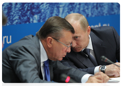 Prime Minister Vladimir Putin and First Deputy Prime Minister Viktor Zubkov at a meeting on timber industry investment projects|28 september, 2010|21:27