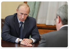 Prime Minister Vladimir Putin at a working meeting with the head of the Komi Republic, Vyacheslav Gaizer|28 september, 2010|22:08