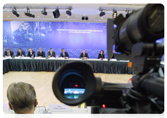 Prime Minister Vladimir Putin at the round table discussion on issues of the timber industry|29 september, 2010|15:18