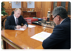 Prime Minister Vladimir Putin at a meeting with Ministry of Civil Defence, Emergencies and Disaster Relief Sergei Shoigu|3 september, 2010|10:04