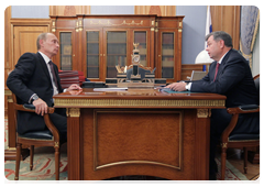 Prime Minister Vladimir Putin meeting with Kaluga Region Governor Anatoly Artamonov|3 september, 2010|12:21