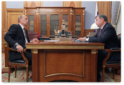 Prime Minister Vladimir Putin discusses local problems with Kaluga Region Governor Anatoly Artamonov