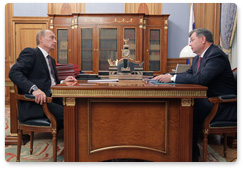 Prime Minister Vladimir Putin discusses local problems with Kaluga Region Governor Anatoly Artamonov