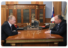 Prime Minister Vladimir Putin meeting with Chairman of the Board of Novolipetsk Steel (NLMK) Vladimir Lisin|3 september, 2010|12:28