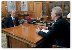 Prime Minister Vladimir Putin discusses the results of preparations for the new academic year with Education and Science Minister Andrei Fursenko