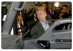 Prime Minister Vladimir Putin meeting with Hyundai representatives at IzhAvto plant|7 september, 2010|19:47