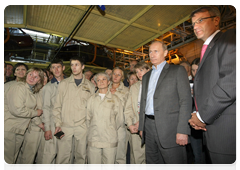 Prime Minister Vladimir Putin talking with employees at IzhAvto plant|7 september, 2010|19:47