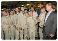 Prime Minister Vladimir Putin talking with employees at IzhAvto plant|7 september, 2010|19:47