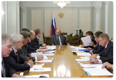 Prime Minister Vladimir Putin holds a meeting in Novo-Ogarevo on the Defence Ministry’s budget