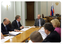 Prime Minister Vladimir Putin holding a meeting in Novo-Ogarevo on the Defence Ministry’s budget|7 september, 2010|21:37