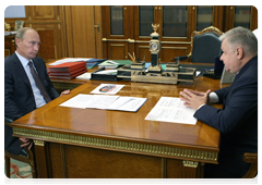 Prime Minister Vladimir Putin meeting with Head of the Federal Migration Service Konstantin Romodanovsky|8 september, 2010|17:24