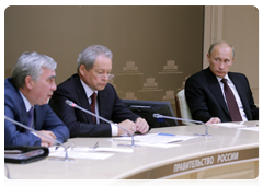 Prime Minister Vladimir Putin, Minister of Regional Development Viktor Basargin and Deputy Minister of Health and Social Development Vladimir Belov at the video conference on combating wildfires in the Altai Territory and providing relief to the population|9 september, 2010|17:32