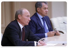 Prime Minister Vladimir Putin and Emergencies Minister Sergei Shoigu at the video conference on combating wildfires in the Altai Territory and providing relief to the population|9 september, 2010|17:32