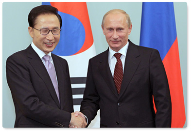 Prime Minister Vladimir Putin meets with South Korean President Lee Myung-bak