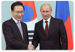 Prime Minister Vladimir Putin meets with South Korean President Lee Myung-bak