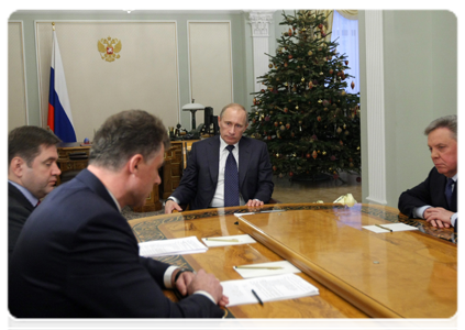 Prime Minister Vladimir Putin meeting with Moscow Region Governor Boris Gromov, Minister of Energy Sergei Shmatko and IDGC Holding’s Director General Nikolai Shvets|1 january, 2011|16:59