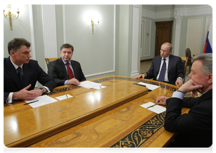 Prime Minister Vladimir Putin meeting with Moscow Region Governor Boris Gromov, Minister of Energy Sergei Shmatko and IDGC Holding’s Director General Nikolai Shvets|1 january, 2011|16:59