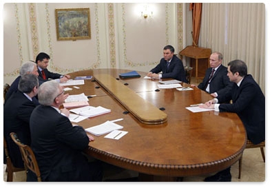 Prime Minister Vladimir Putin meets with leaders of the United Russia party