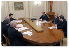 Prime Minister Vladimir Putin meets with leaders of the United Russia party