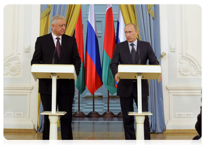 Prime Minister Vladimir Putin and Belarusian Prime Minister Mikhail Myasnikovich holding a joint news conference following talks|20 january, 2011|18:04