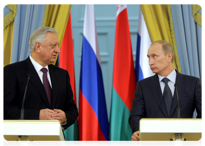 Prime Minister Vladimir Putin and Belarusian Prime Minister Mikhail Myasnikovich holding a joint news conference following talks|20 january, 2011|18:06